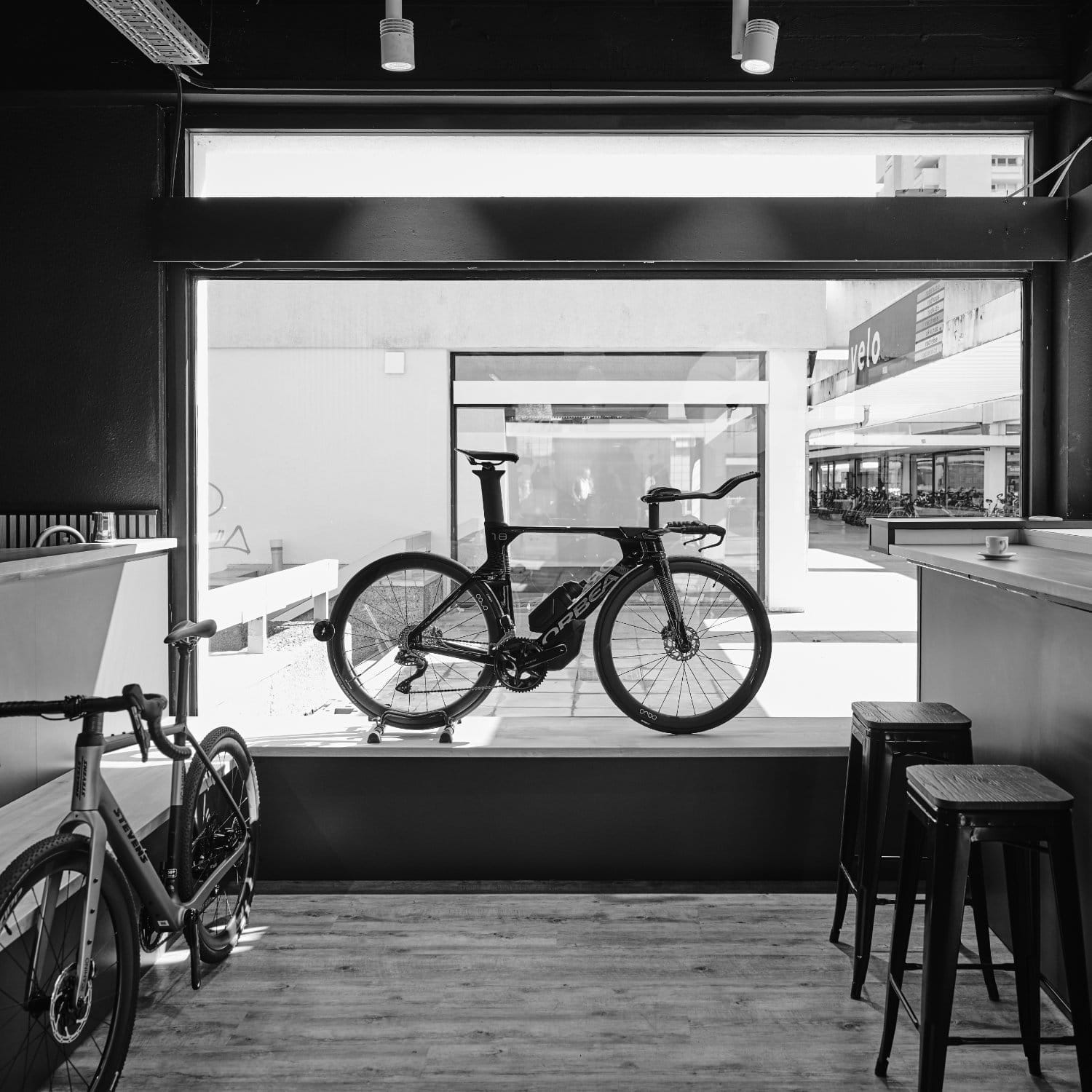 Schaufenster des Velobunch-Ladens mit einem Orbea Rennrad - Showroom